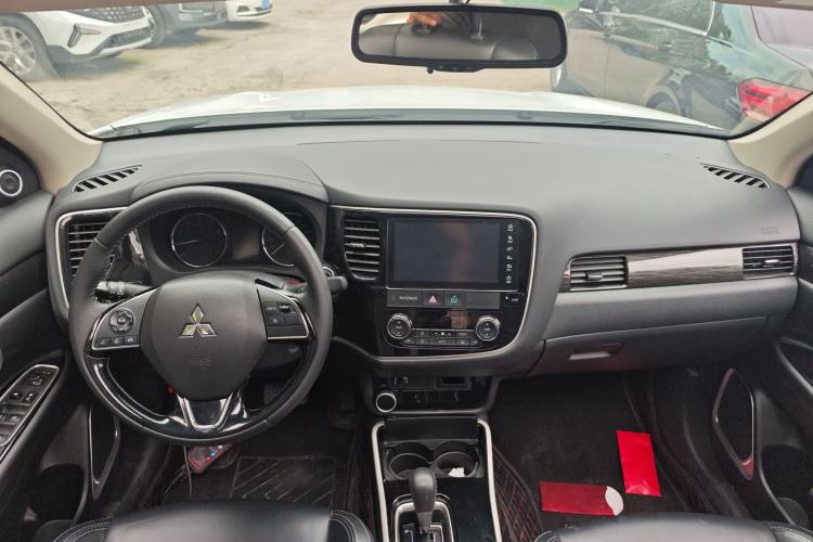 Used Mitsubishi Outlander 2019 2.0L Two-Wheel Drive Comfort Edition 5 Seats China VI Standard Center Console