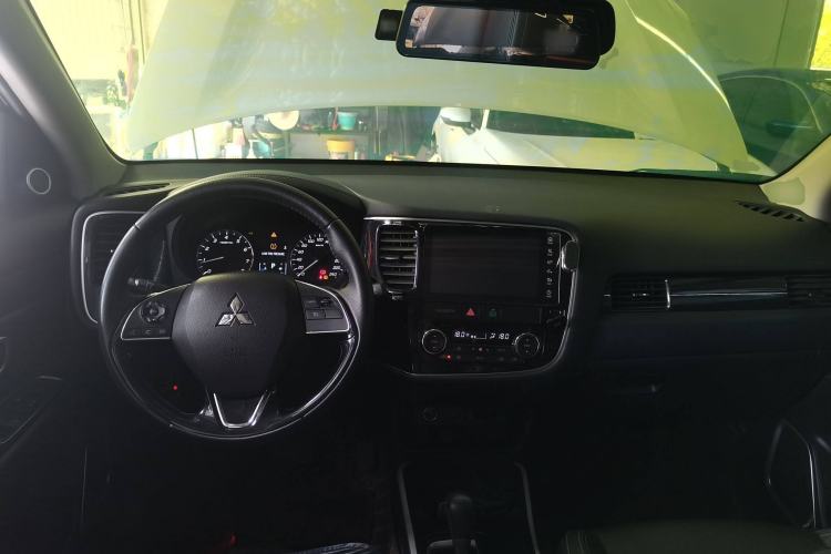 Used Mitsubishi Outlander 2019 2.0L Two-Wheel Drive Comfort Edition 7-Seater China VI Standard Center Console