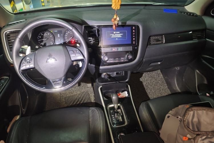 Used Mitsubishi Outlander 2019 2.4L 4x4 Zhi Xiang Edition 7 Seats China V Emission Standard Center Console