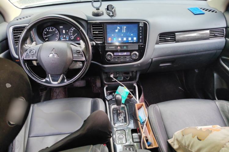 Used Mitsubishi Outlander 2019 2.4L 4x4 Zhi Xiang Edition 7 Seats China VI Standard Center Console