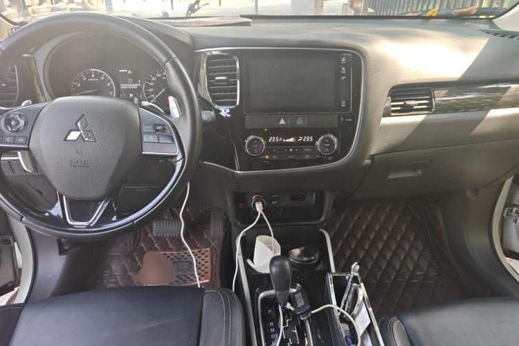 Used Mitsubishi Outlander 2019 2.4L 4x4 Zhi Xiang Edition 7 Seats China VI Standard Center Console