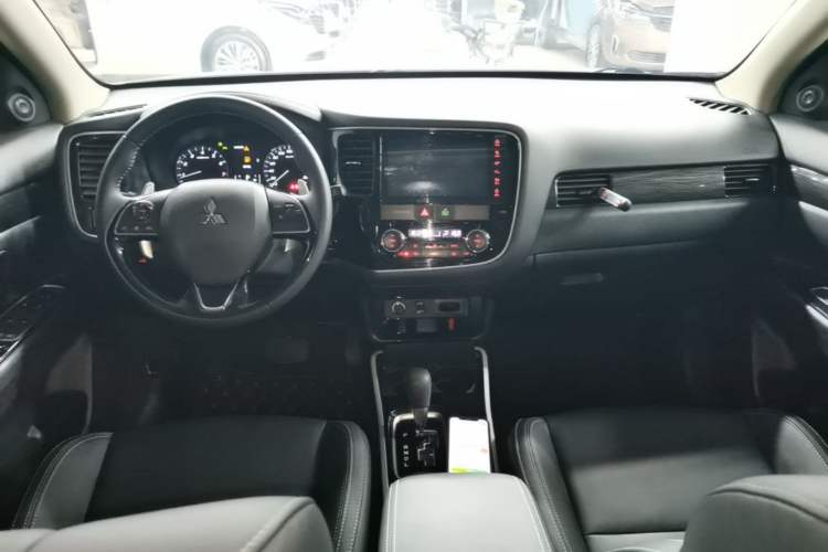 Used Mitsubishi Outlander 2019 2.4L 4x4 Zhi Xiang Edition 5 Seats China VI Standard Center Console