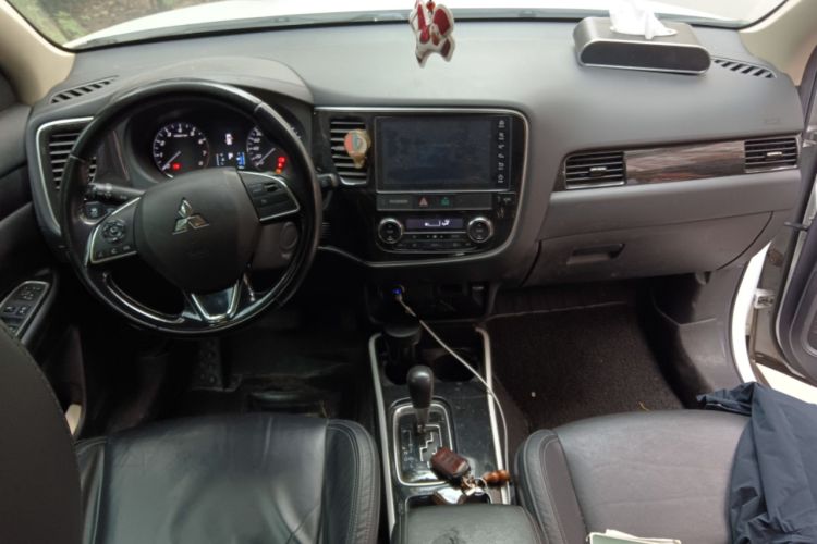 Used Mitsubishi Outlander 2019 2.0L Two-Wheel Drive Comfort Edition 5 Seats China V Standard Center Console