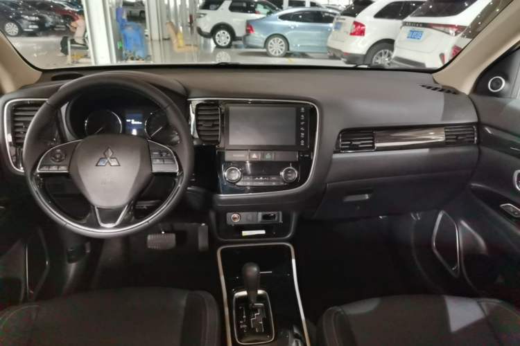 Used Mitsubishi Outlander 2019 2.0L Two-Wheel Drive Comfort Edition 7-Seater China VI Standard Center Console