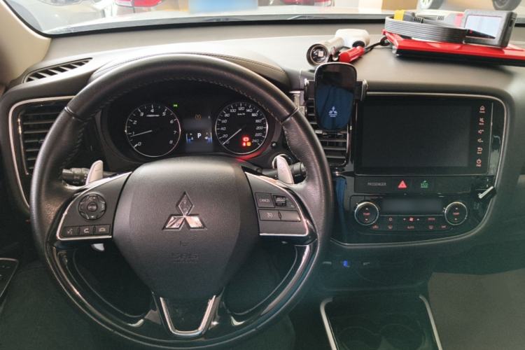 Used Mitsubishi Outlander 2019 2.4L 4x4 Zhi Xiang Edition 5 Seats China V Emission Standard Center Console