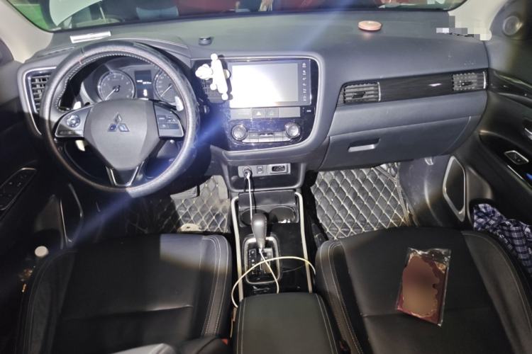 Used Mitsubishi Outlander 2019 2.4L 4x4 Zhi Xiang Edition 5 Seats China V Emission Standard Center Console