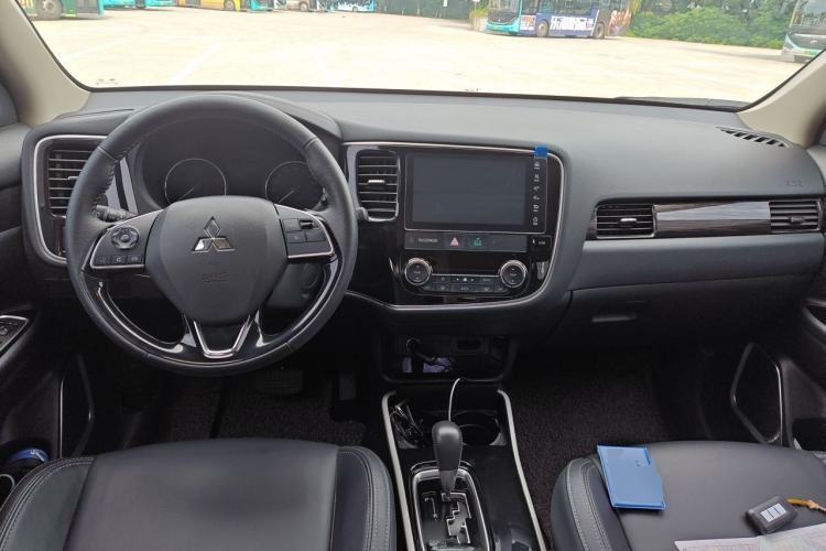 Used Mitsubishi Outlander 2019 2.0L Two-Wheel Drive Comfort Edition 7-Seater China VI Standard Center Console