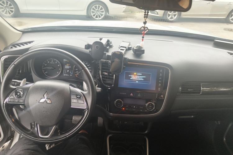 Used Mitsubishi Outlander 2019 2.4L 4x4 Zhi Xiang Edition 7 Seats China VI Standard Center Console