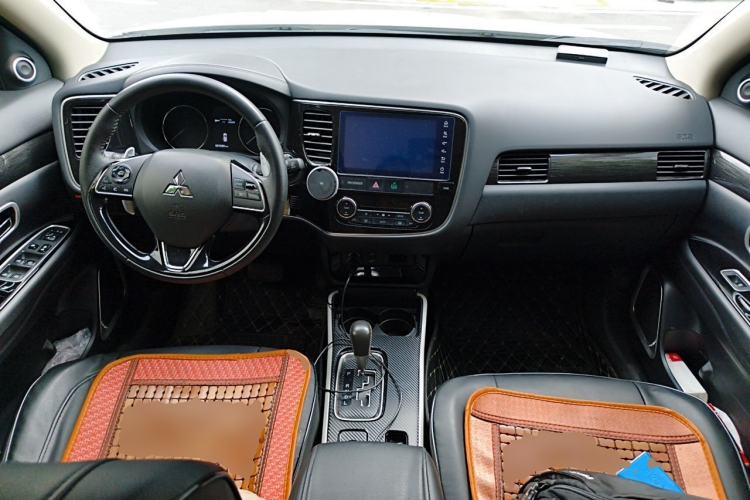 Used Mitsubishi Outlander 2019 2.4L 4x4 Zhi Xiang Edition 7 Seats China VI Standard Center Console