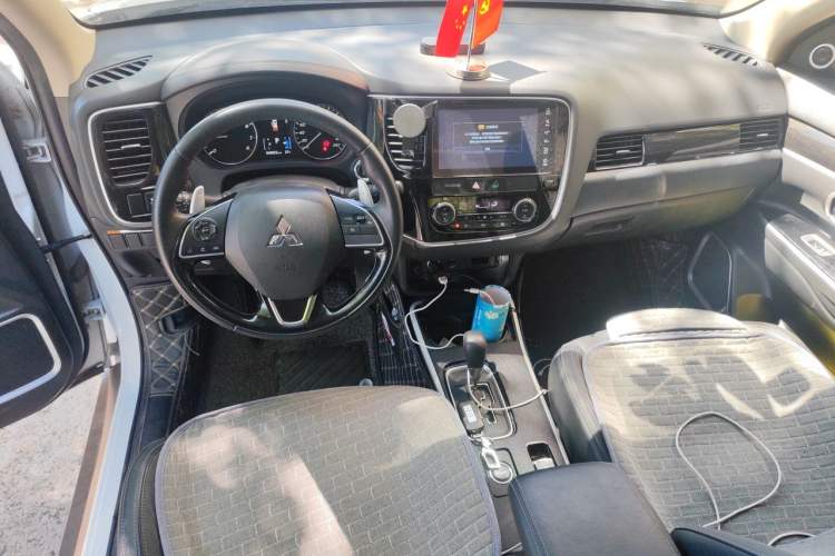 Used Mitsubishi Outlander 2019 2.4L 4x4 Zhi Xiang Edition 5 Seats China V Emission Standard Center Console