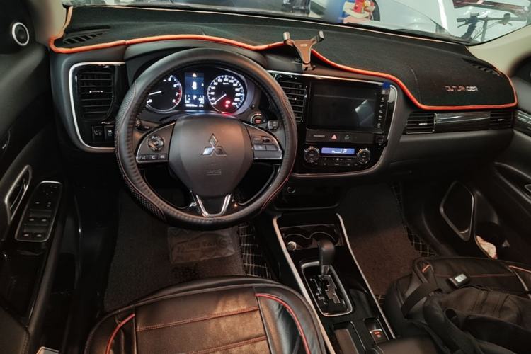 Used Mitsubishi Outlander 2019 2.0L Two-Wheel Drive Comfort Edition 5 Seats China VI Standard Center Console