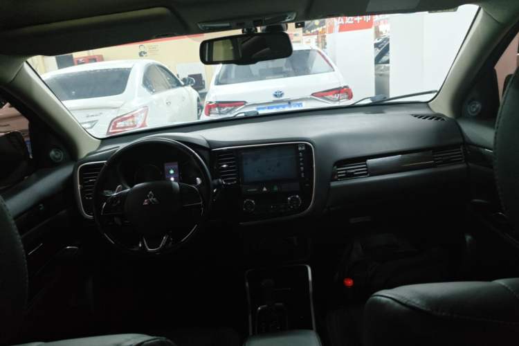 Used Mitsubishi Outlander 2019 2.4L 4x4 Zhi Xiang Edition 5 Seats China V Emission Standard Center Console