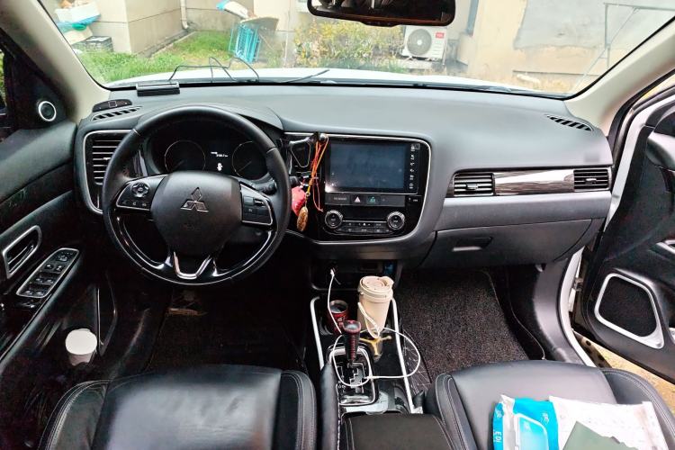 Used Mitsubishi Outlander 2019 2.0L Two-Wheel Drive Comfort Edition 5 Seats China VI Standard Center Console