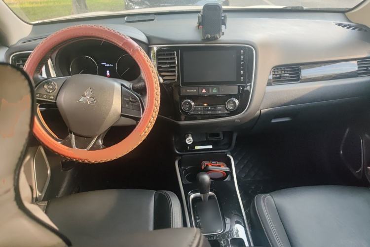 Used Mitsubishi Outlander 2019 2.0L Two-Wheel Drive Comfort Edition 5 Seats China VI Standard Center Console