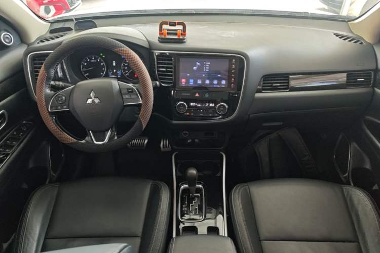 Used Mitsubishi Outlander 2019 2.0L Two-Wheel Drive Comfort Edition 5 Seats China V Standard Center Console
