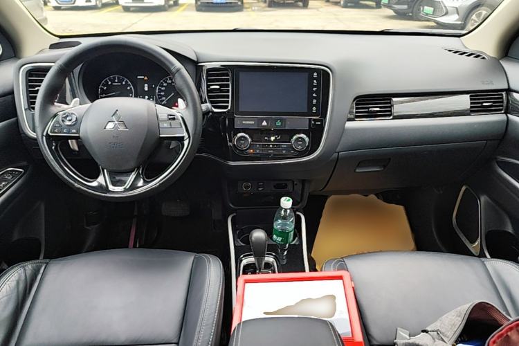 Used Mitsubishi Outlander 2019 2.4L 4x4 Zhi Xiang Edition 7 Seats China VI Standard Center Console