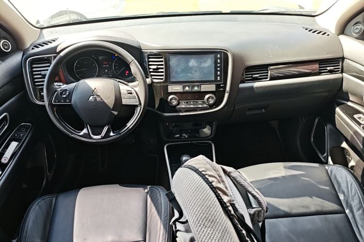 Used Mitsubishi Outlander 2019 2.0L Two-Wheel Drive Comfort Edition 5 Seats China V Standard Center Console