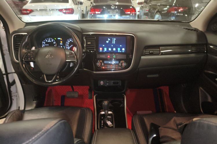 Used Mitsubishi Outlander 2019 2.4L 4x4 Zhi Xiang Edition 7 Seats China VI Standard Center Console