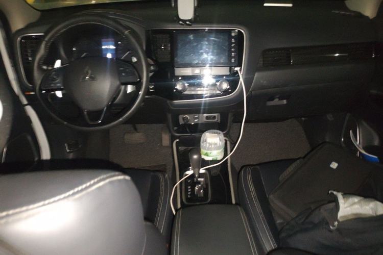 Used Mitsubishi Outlander 2019 2.4L 4x4 Zhi Xiang Edition 5 Seats China VI Standard Center Console