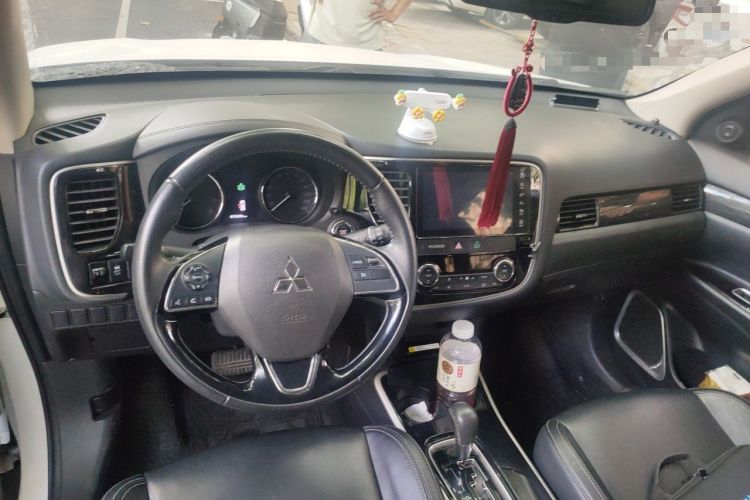 Used Mitsubishi Outlander 2019 2.0L Two-Wheel Drive Comfort Edition 5 Seats China VI Standard Center Console