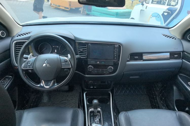 Used Mitsubishi Outlander 2019 2.4L 4x4 Zhi Xiang Edition 7 Seats China VI Standard Center Console