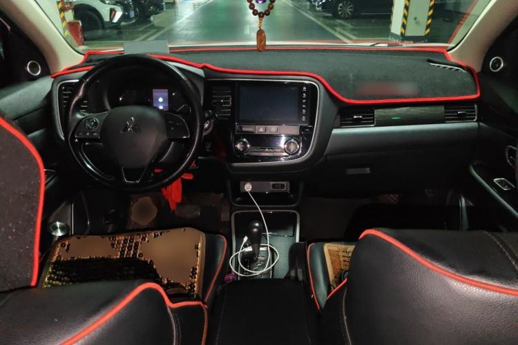 Used Mitsubishi Outlander 2019 2.0L Two-Wheel Drive Comfort Edition 7-Seater China VI Standard Center Console