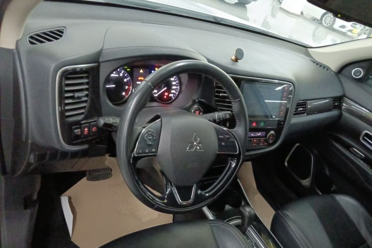 Used Mitsubishi Outlander 2019 2.0L Two-Wheel Drive Comfort Edition 5 Seats China VI Standard Center Console