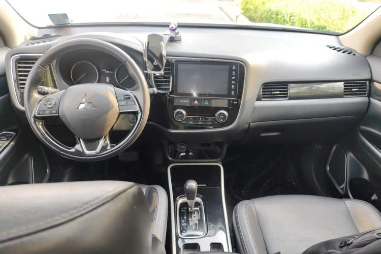 Used Mitsubishi Outlander 2019 2.0L Two-Wheel Drive Comfort Edition 5 Seats China VI Standard Center Console