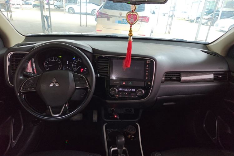 Used Mitsubishi Outlander 2019 2.0L Two-Wheel Drive Comfort Edition 5 Seats China V Standard Center Console