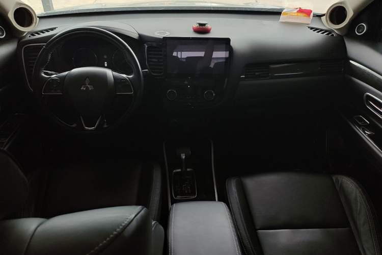 Used Mitsubishi Outlander 2019 2.0L Two-Wheel Drive Comfort Edition 5 Seats China V Standard Center Console