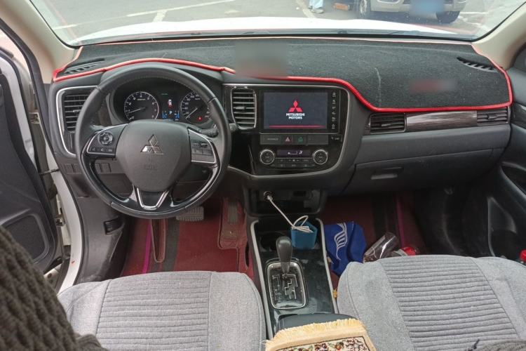 Used Mitsubishi Outlander 2019 2.0L Two-Wheel Drive Comfort Edition 5 Seats China V Standard Center Console