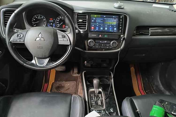 Used Mitsubishi Outlander 2019 2.0L Two-Wheel Drive Comfort Edition 5 Seats China VI Standard Center Console