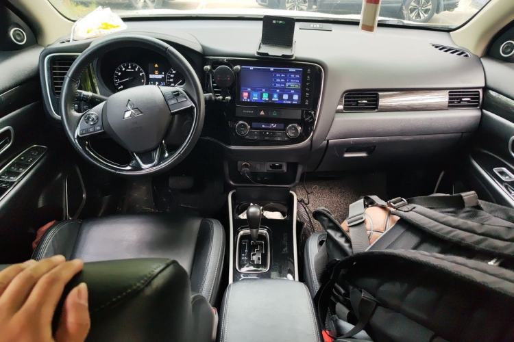 Used Mitsubishi Outlander 2019 2.0L Two-Wheel Drive Comfort Edition 7 Seats China V Emission Standard Center Console