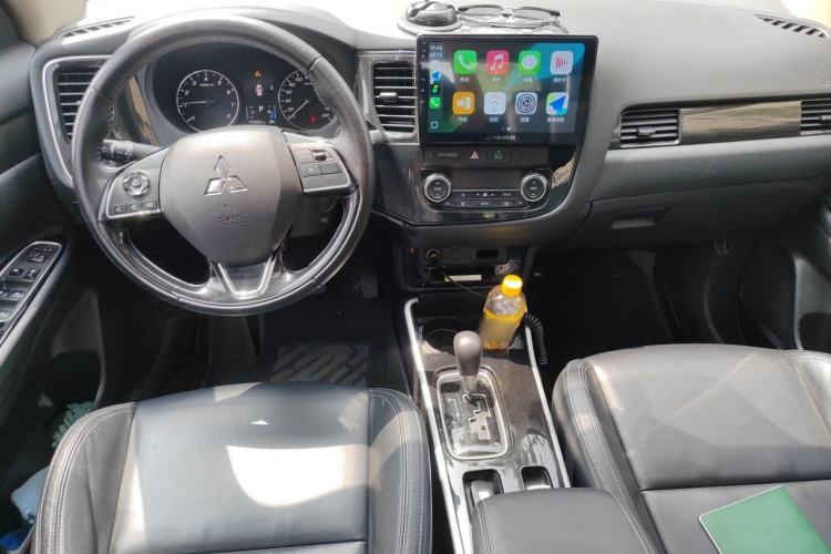 Used Mitsubishi Outlander 2019 2.0L Two-Wheel Drive Comfort Edition 5 Seats China VI Standard Center Console