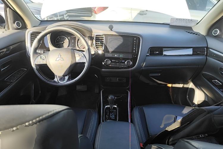 Used Mitsubishi Outlander 2019 2.0L Two-Wheel Drive Comfort Edition 5 Seats China VI Standard Center Console