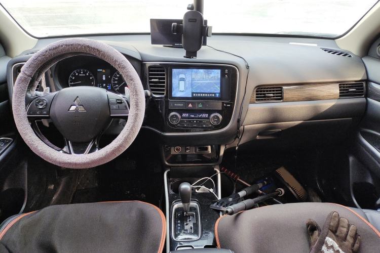 Used Mitsubishi Outlander 2019 2.4L 4x4 Zhi Xiang Edition 5 Seats China VI Standard Center Console