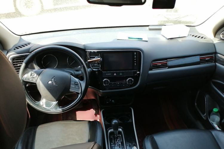 Used Mitsubishi Outlander 2019 2.0L Two-Wheel Drive Comfort Edition 5 Seats China V Standard Center Console