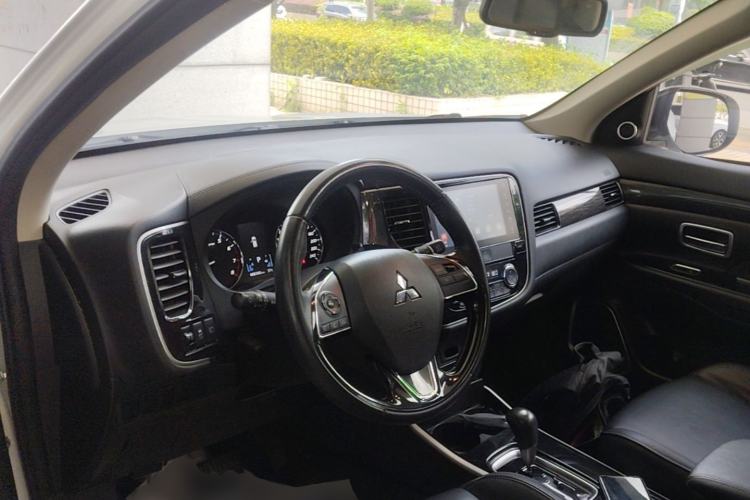 Used Mitsubishi Outlander 2019 2.0L Two-Wheel Drive Comfort Edition 5 Seats China VI Standard Center Console