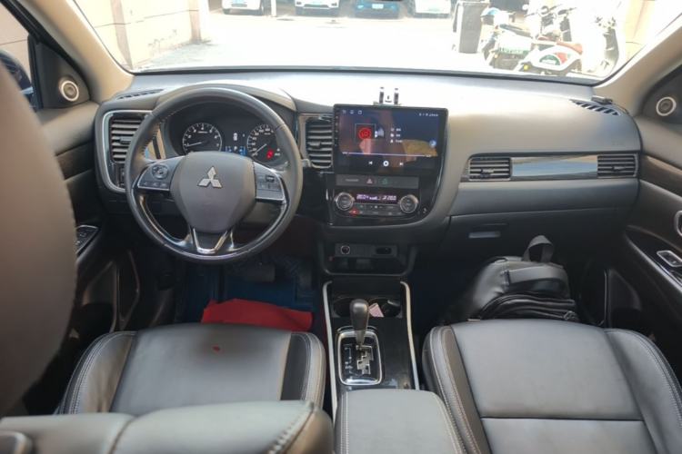 Used Mitsubishi Outlander 2019 2.0L Two-Wheel Drive Comfort Edition 5 Seats China VI Standard Center Console