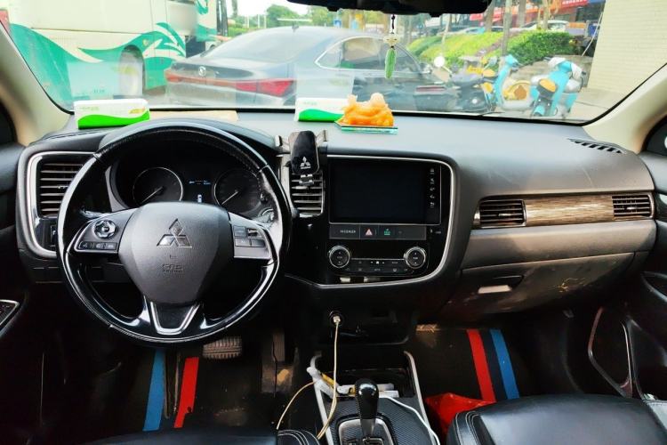 Used Mitsubishi Outlander 2019 2.0L Two-Wheel Drive Comfort Edition 5 Seats China VI Standard Center Console