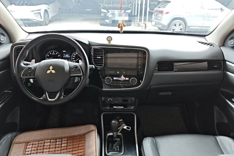 Used Mitsubishi Outlander 2019 2.4L 4x4 Zhi Xiang Edition 5 Seats China VI Standard Center Console