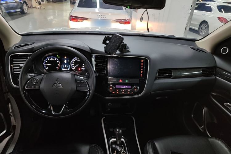 Used Mitsubishi Outlander 2019 2.0L Two-Wheel Drive Comfort Edition 5 Seats China VI Standard Center Console