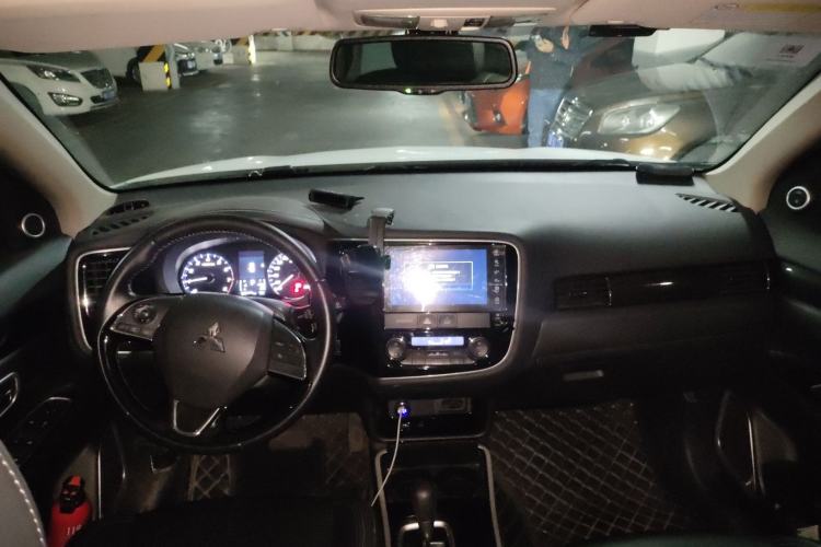 Used Mitsubishi Outlander 2019 2.0L Two-Wheel Drive Comfort Edition 5 Seats China VI Standard Center Console