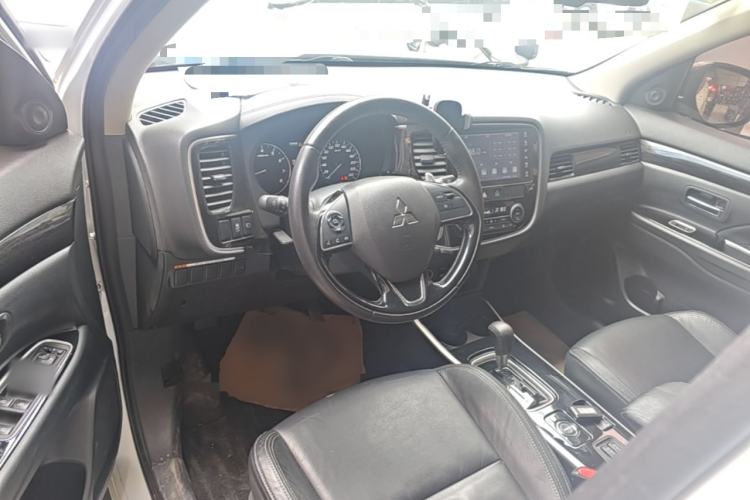 Used Mitsubishi Outlander 2019 2.4L 4x4 Zhi Xiang Edition 5 Seats China V Emission Standard Center Console