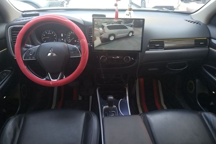 Used Mitsubishi Outlander 2019 2.0L Two-Wheel Drive Comfort Edition 7-Seater China VI Standard Center Console