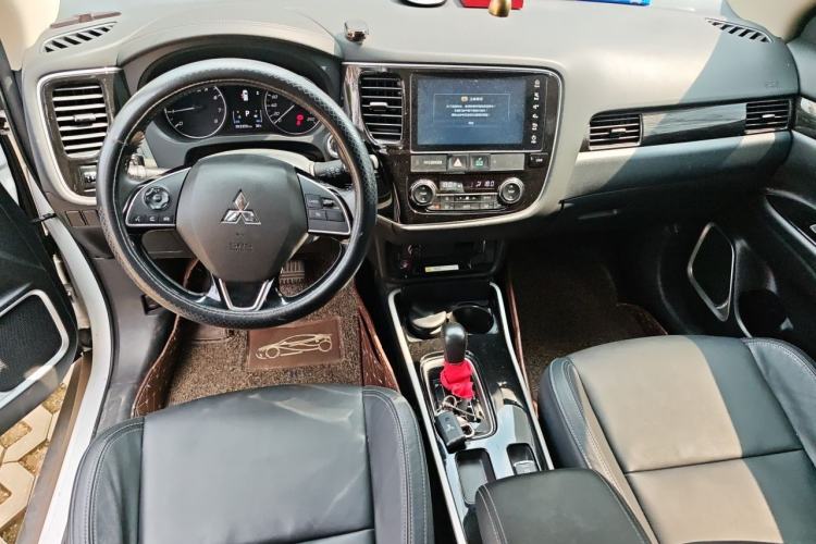 Used Mitsubishi Outlander 2019 2.0L Two-Wheel Drive Comfort Edition 5 Seats China V Standard Center Console