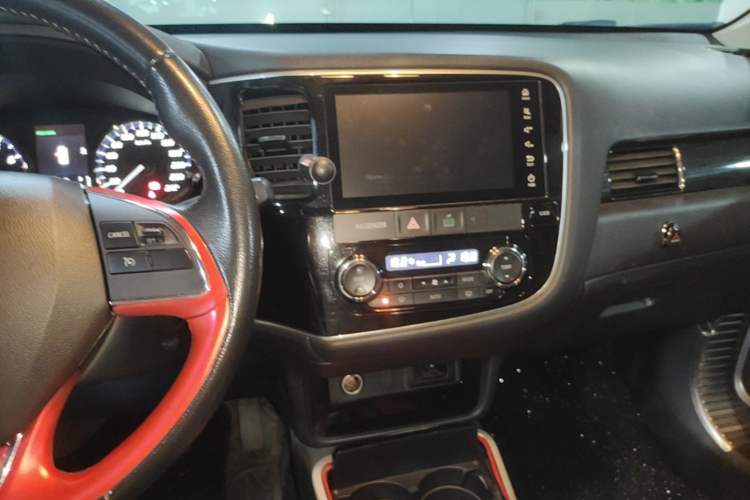 Used Mitsubishi Outlander 2019 2.0L Two-Wheel Drive Comfort Edition 7 Seats China V Emission Standard Center Console