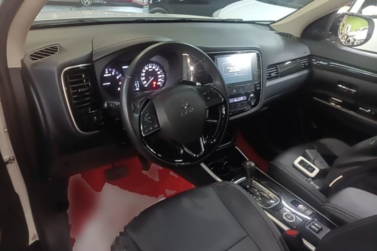 Used Mitsubishi Outlander 2019 2.4L 4x4 Zhi Xiang Edition 7 Seats China VI Standard Center Console