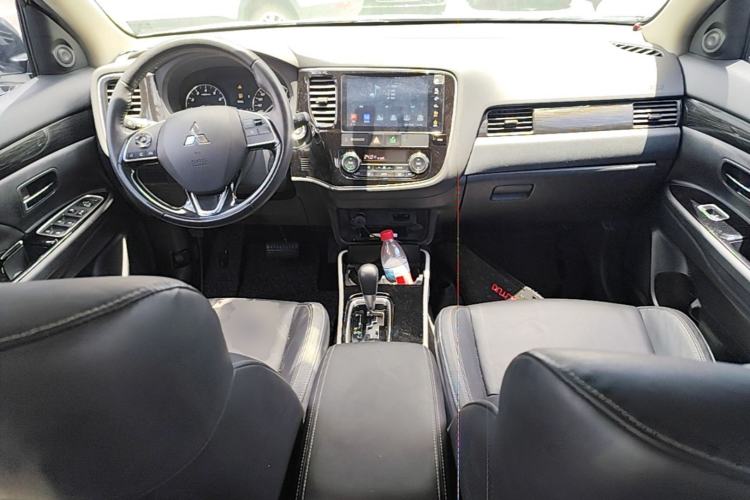 Used Mitsubishi Outlander 2019 2.0L Two-Wheel Drive Comfort Edition 5 Seats China VI Standard Center Console