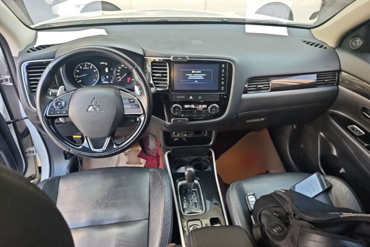 Used Mitsubishi Outlander 2019 2.4L 4x4 Zhi Xiang Edition 7 Seats China VI Standard Center Console